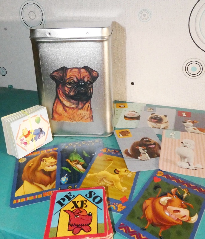 karty, pexeso v dóze se psem