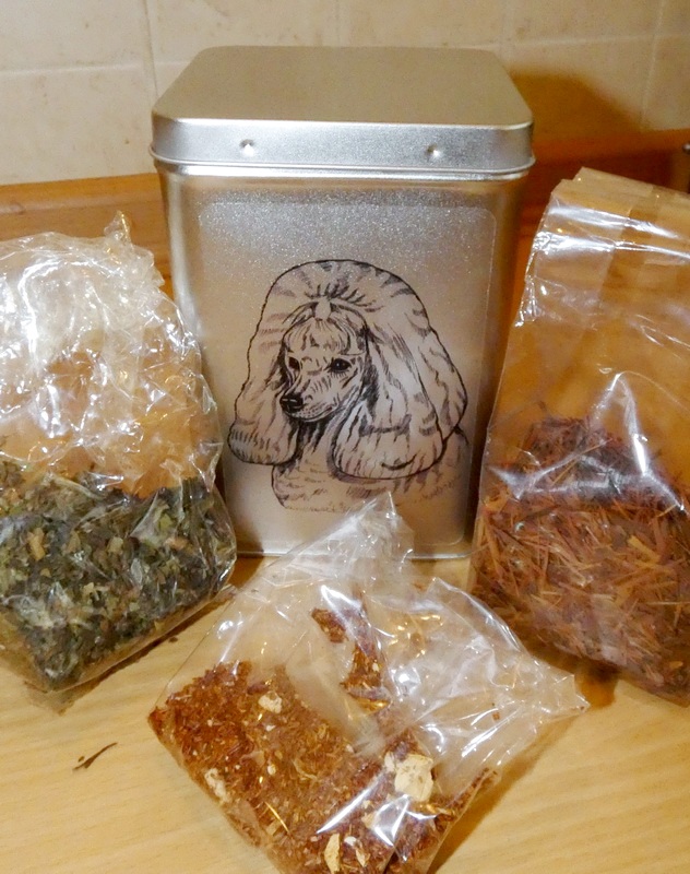 čaje v dóze s pudlem