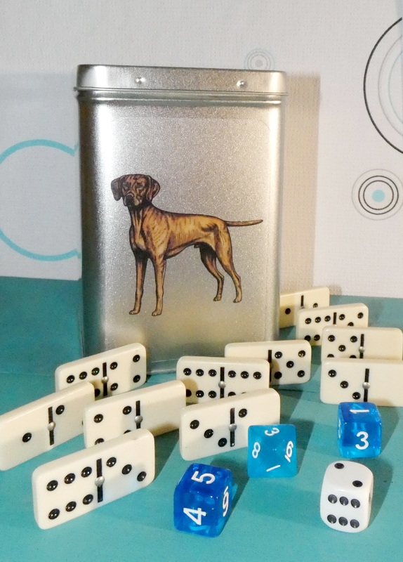 domino uložené v plechovce