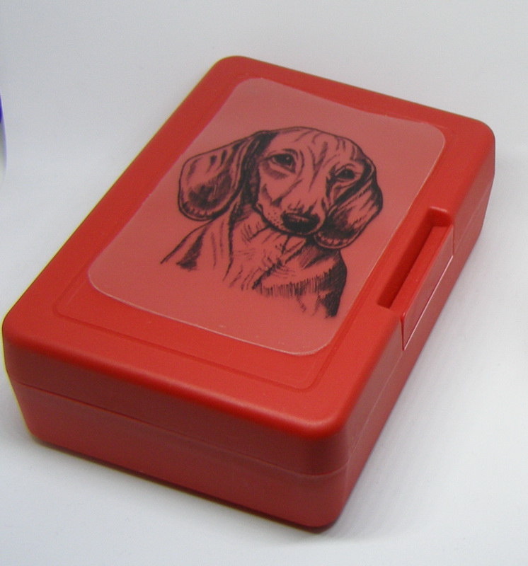 Jezevčík hladkosrstý čb - plastový box