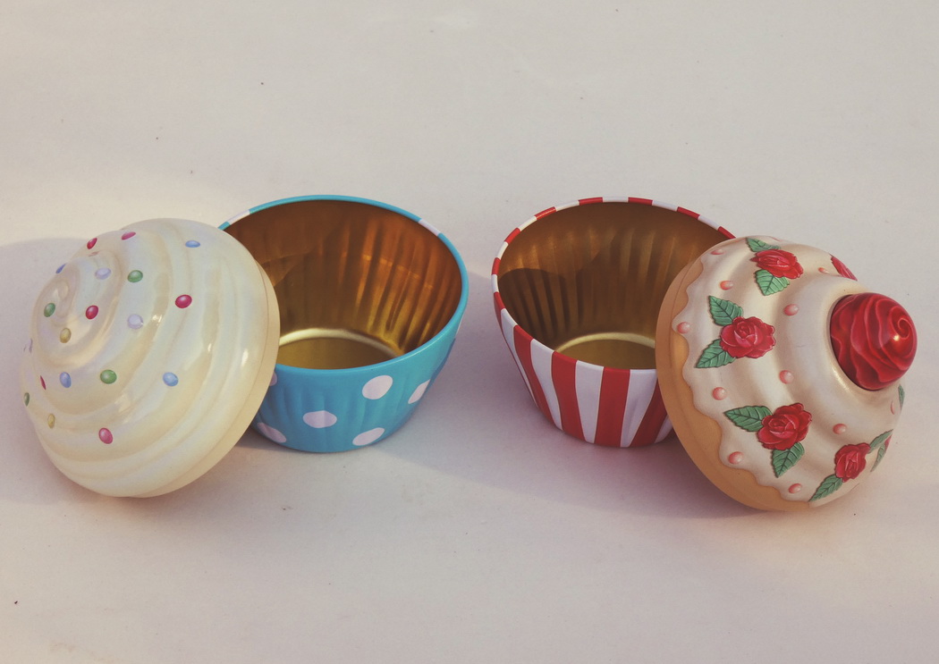 Menší plechová dóza ve tvaru dortíku