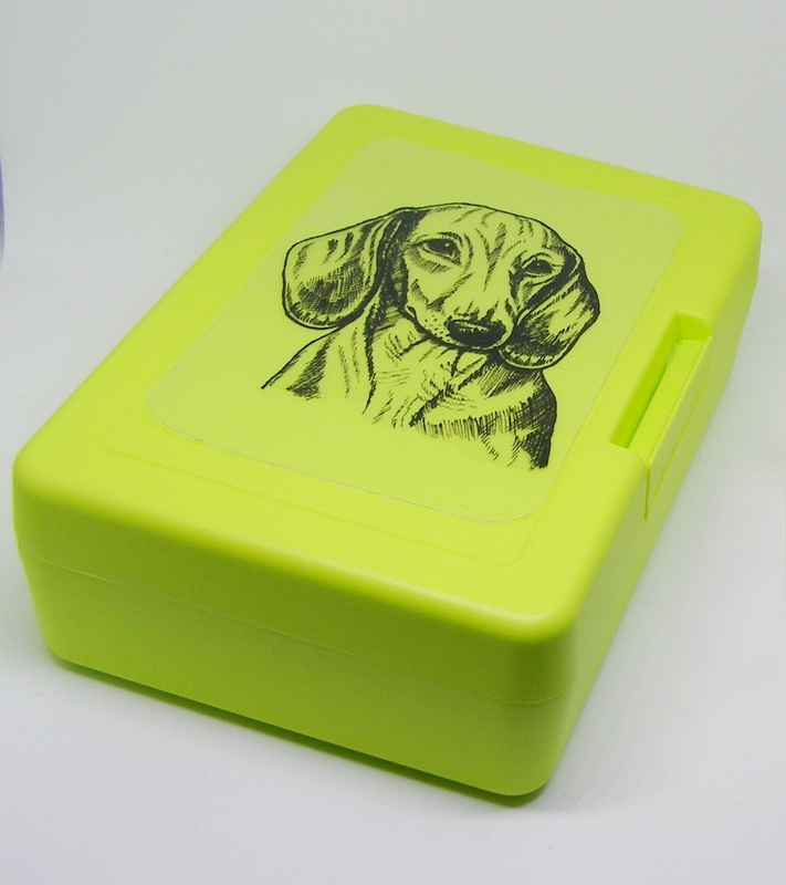 Jezevčík hladkosrstý čb - plastový box