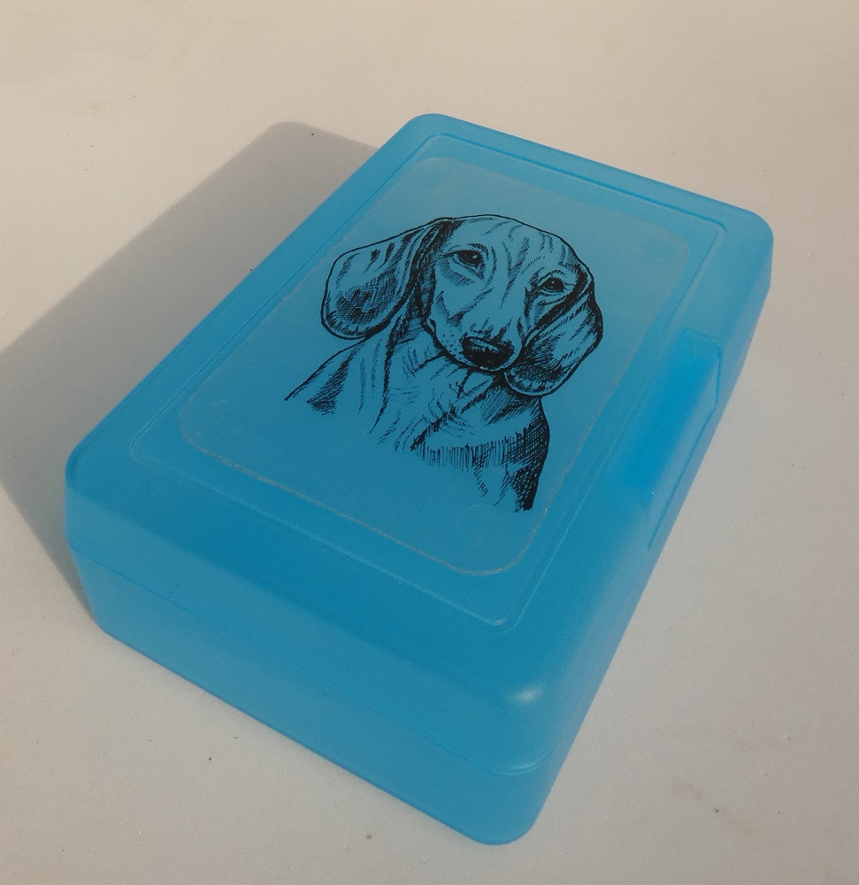 Jezevčík hladkosrstý čb - plastový box