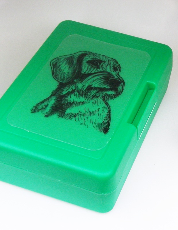 Jezevčík drsnosrstý čb - plastový box