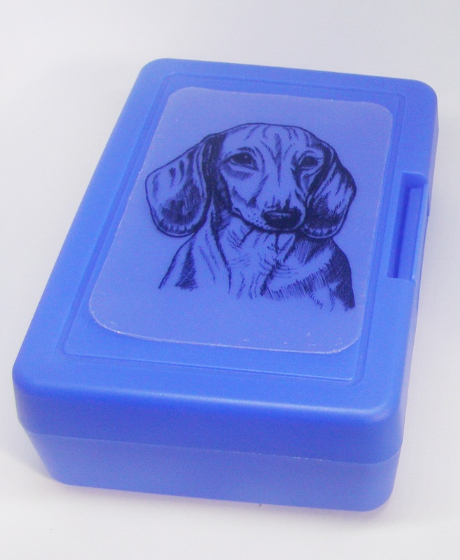 Jezevčík hladkosrstý čb - plastový box