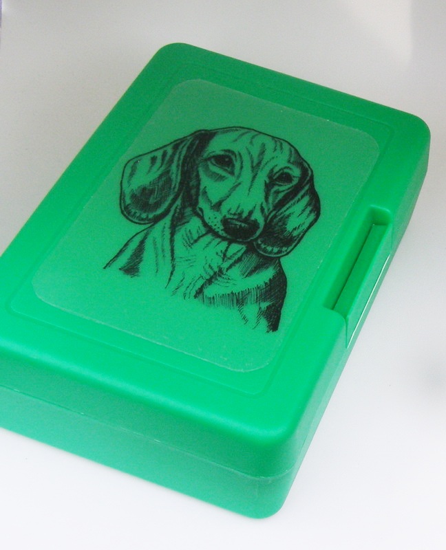 Jezevčík hladkosrstý čb - plastový box